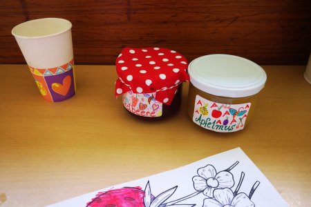 Aus selbst gepflückten Äpfeln und Erdbeeren entsteht frisches Apfelmus und Erdbeermarmelade.